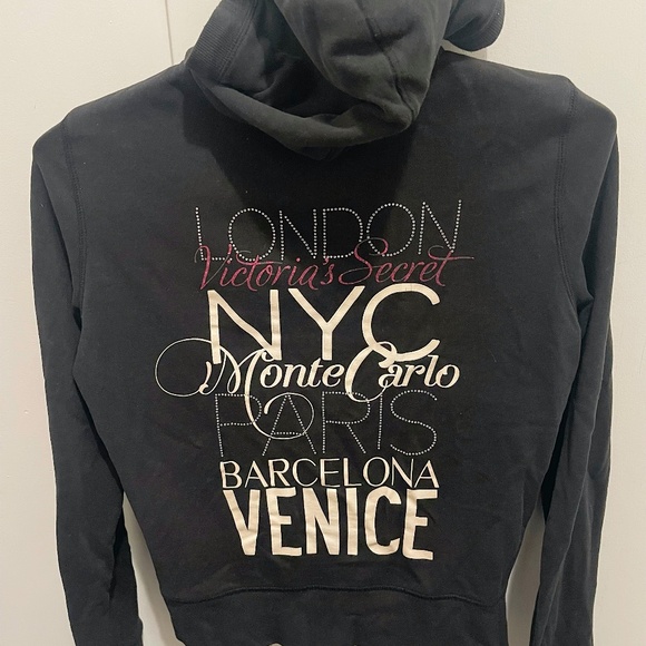 Victoria Secret - Picture 1 of 2
